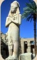típica escultura egipcia