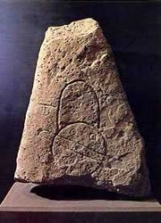 piedra tallada bajo relieve
