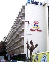 cartel publicidad en pared de edificio