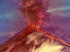 Los Volcanes del mundo. Características de un volcán foto de un volcán haciendo erupción