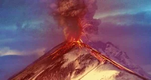 foto de un volcán haciendo erupción