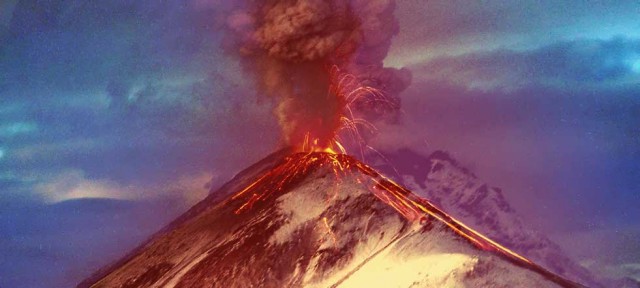 volcan foto de un volcán haciendo erupción